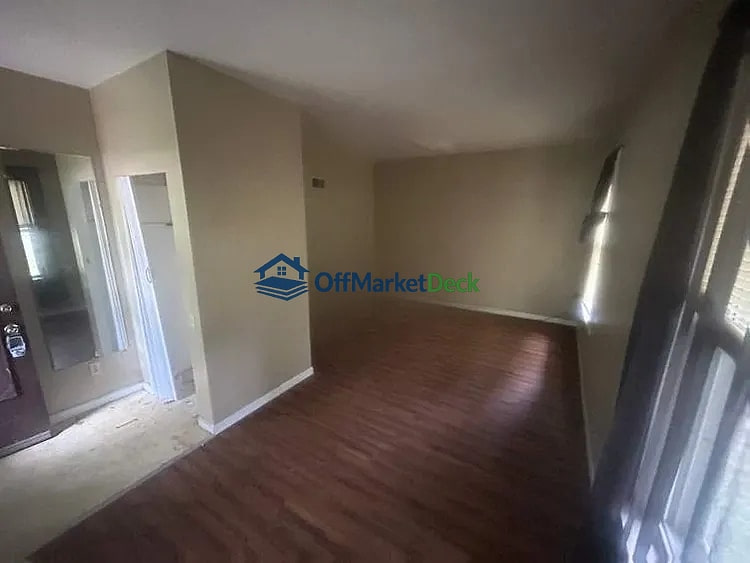 Off-market house in St. Louis, Missouri — 3 beds, 2 baths, $73,000 — photo 3 of 8