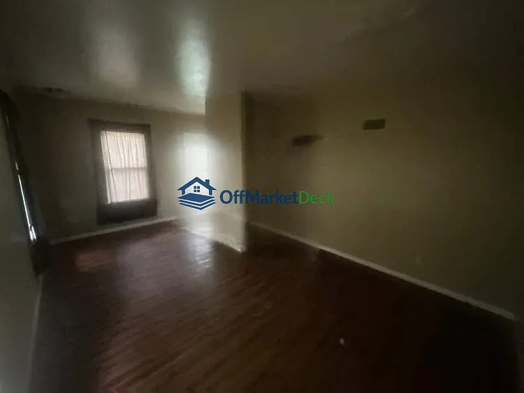 Off-market house in St. Louis, Missouri — 3 beds, 2 baths, $73,000 — photo 4 of 8