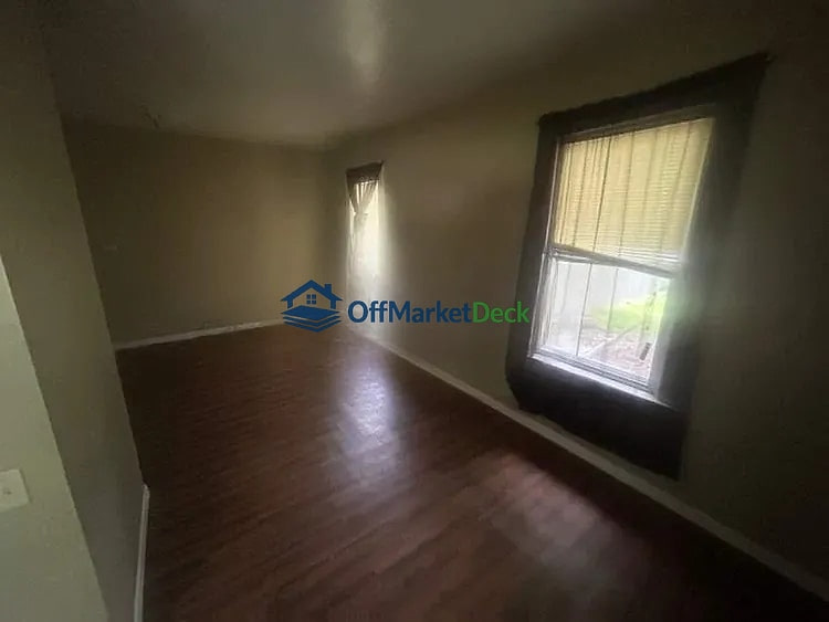 Off-market house in St. Louis, Missouri — 3 beds, 2 baths, $73,000 — photo 2 of 8