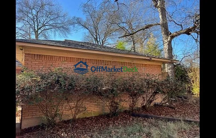 Off-market house in Dallas, Texas — 3 beds, 2 baths, $215,000 — photo 3 of 8