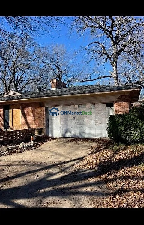 Off-market house in Dallas, Texas — 3 beds, 2 baths, $215,000 — photo 2 of 8