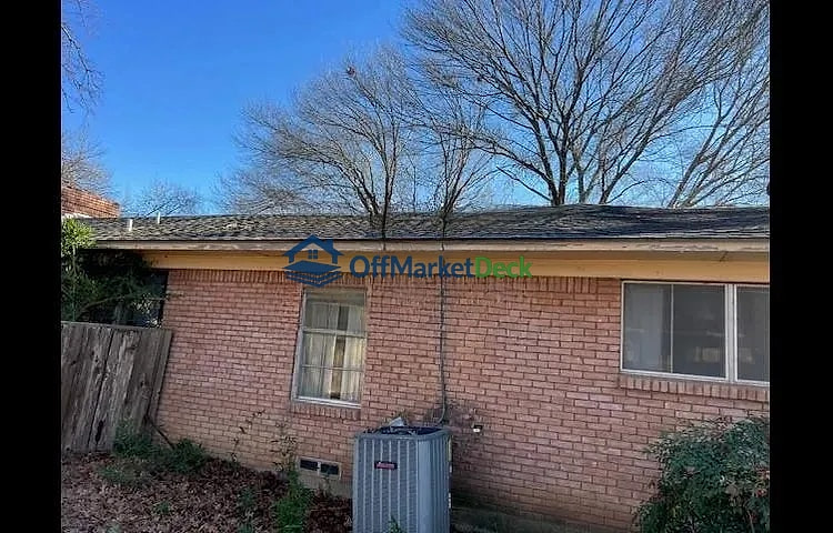 Off-market house in Dallas, Texas — 3 beds, 2 baths, $215,000 — photo 4 of 8