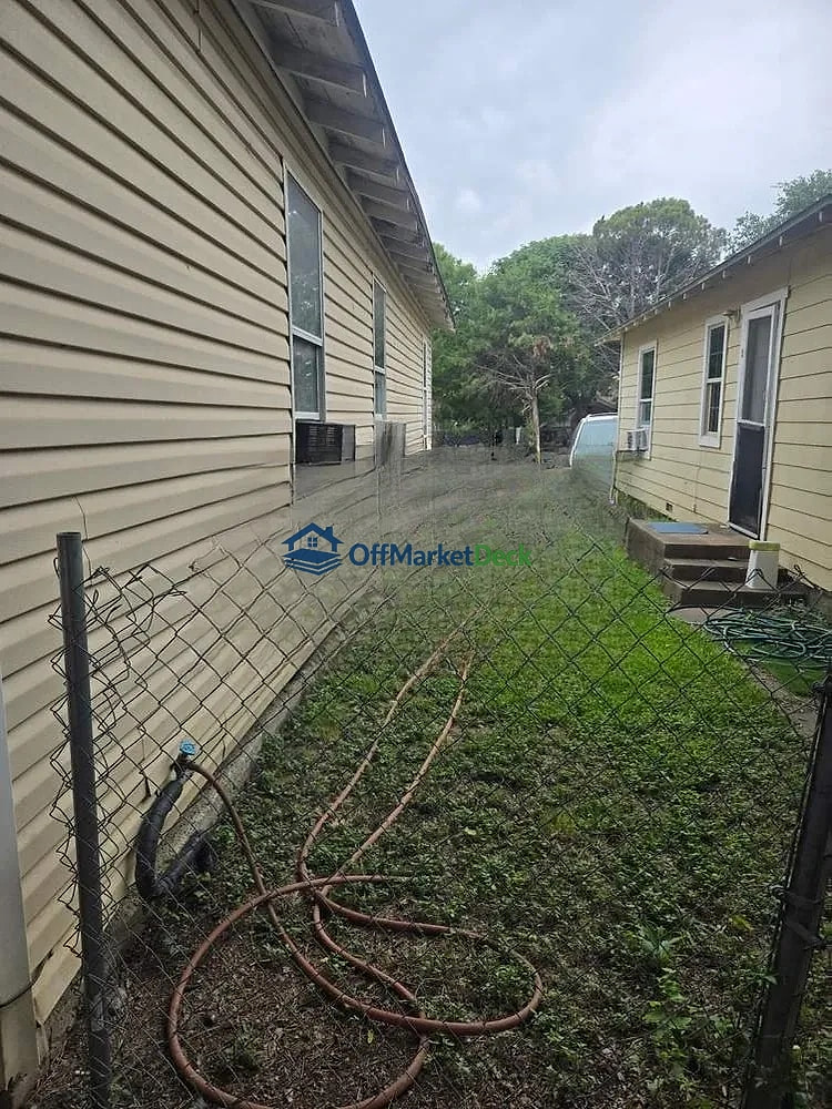 Off-market house in Fort Worth, Texas — 2 beds, 1.5 baths, $110,000 — photo 6 of 8