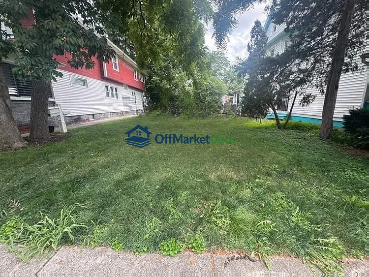 Off-market house in Anderson, Indiana — 4 beds, 1 bath, $66,000 — photo 2 of 8