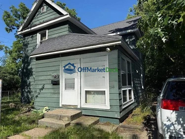 Off-market house in Benton Harbor, Michigan — 4 beds, 2 baths, $53,800 — photo 6 of 8
