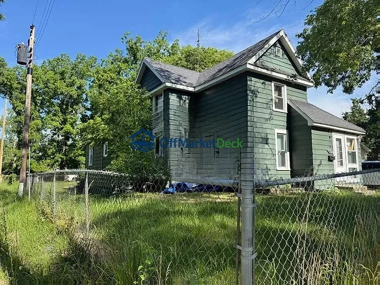 Off-market house in Benton Harbor, Michigan — 4 beds, 2 baths, $53,800 — photo 3 of 8