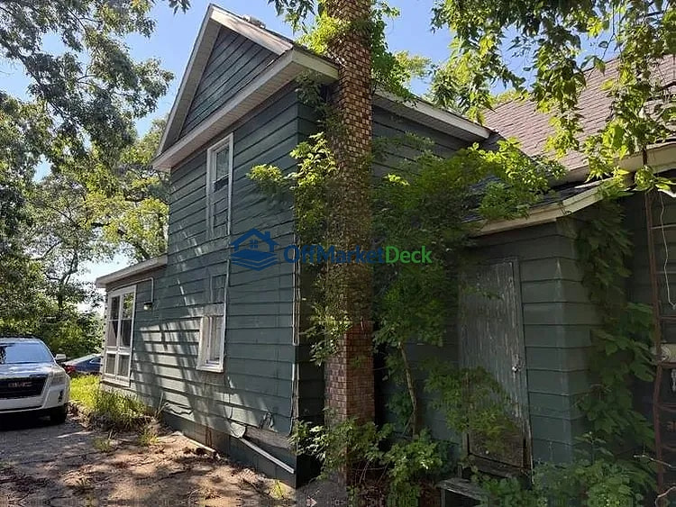 Off-market house in Benton Harbor, Michigan — 4 beds, 2 baths, $53,800 — photo 5 of 8