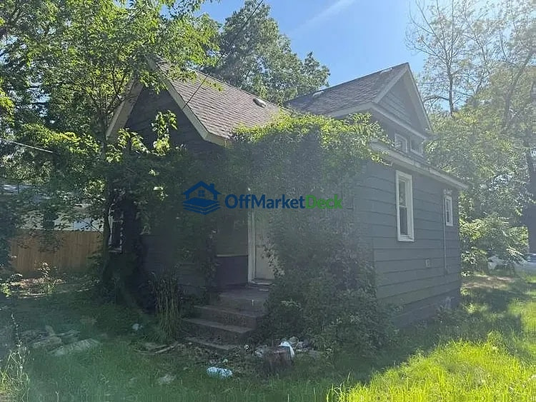 Off-market house in Benton Harbor, Michigan — 4 beds, 2 baths, $53,800 — photo 2 of 8
