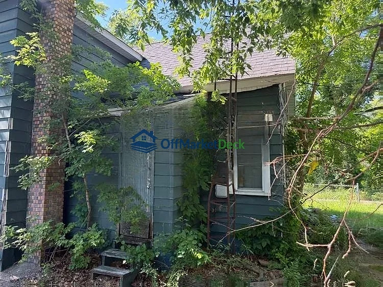 Off-market house in Benton Harbor, Michigan — 4 beds, 2 baths, $53,800 — photo 4 of 8