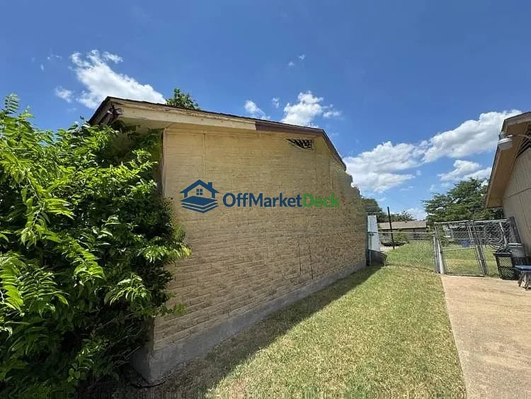 Off-market house in Dallas, Texas — 4 beds, 1.5 baths, $147,000 — photo 4 of 8