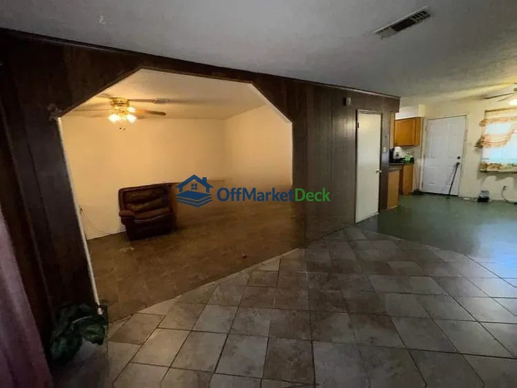 Off-market house in Dallas, Texas — 4 beds, 1.5 baths, $147,000 — photo 7 of 8