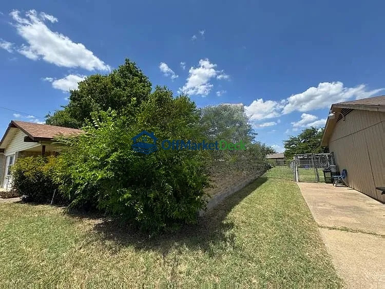 Off-market house in Dallas, Texas — 4 beds, 1.5 baths, $147,000 — photo 3 of 8