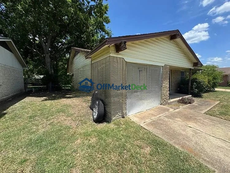 Off-market house in Dallas, Texas — 4 beds, 1.5 baths, $147,000 — photo 5 of 8