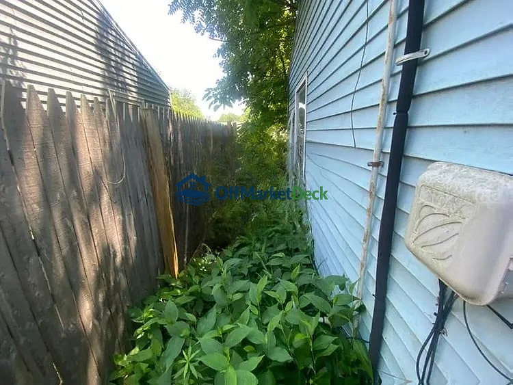 Off-market house in South Bend, Indiana — 3 beds, 1 bath, $44,900 — photo 4 of 8
