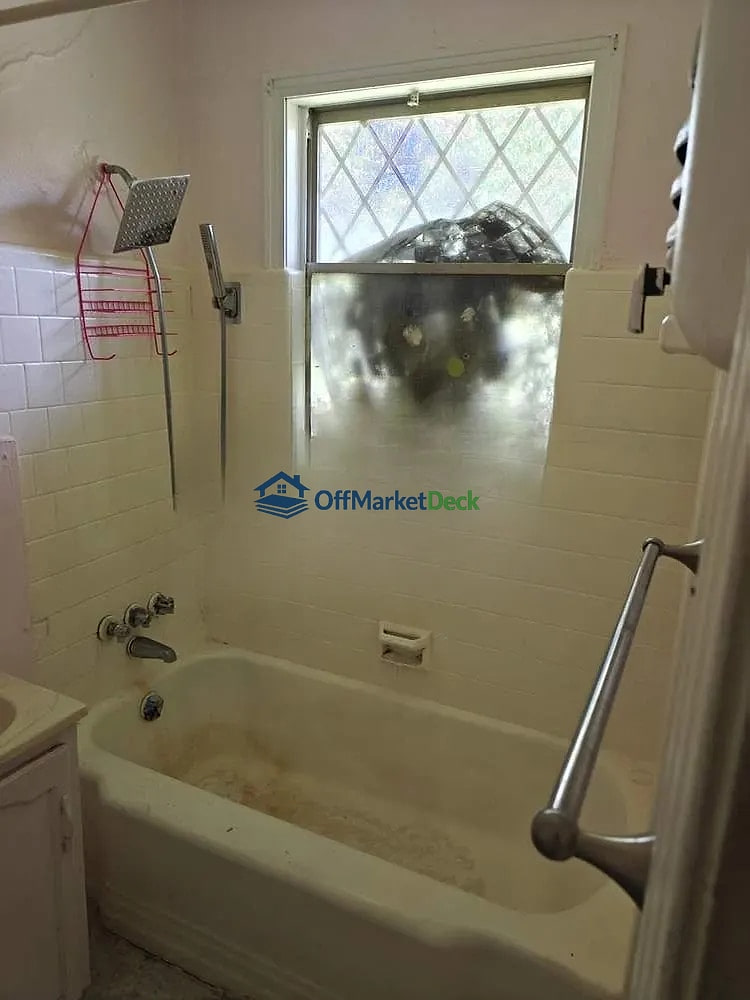 Off-market house in Houston, Texas — 3 beds, 1 bath, $96,000 — photo 4 of 8
