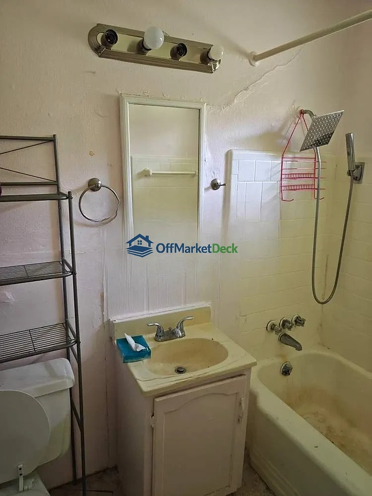 Off-market house in Houston, Texas — 3 beds, 1 bath, $96,000 — photo 3 of 8