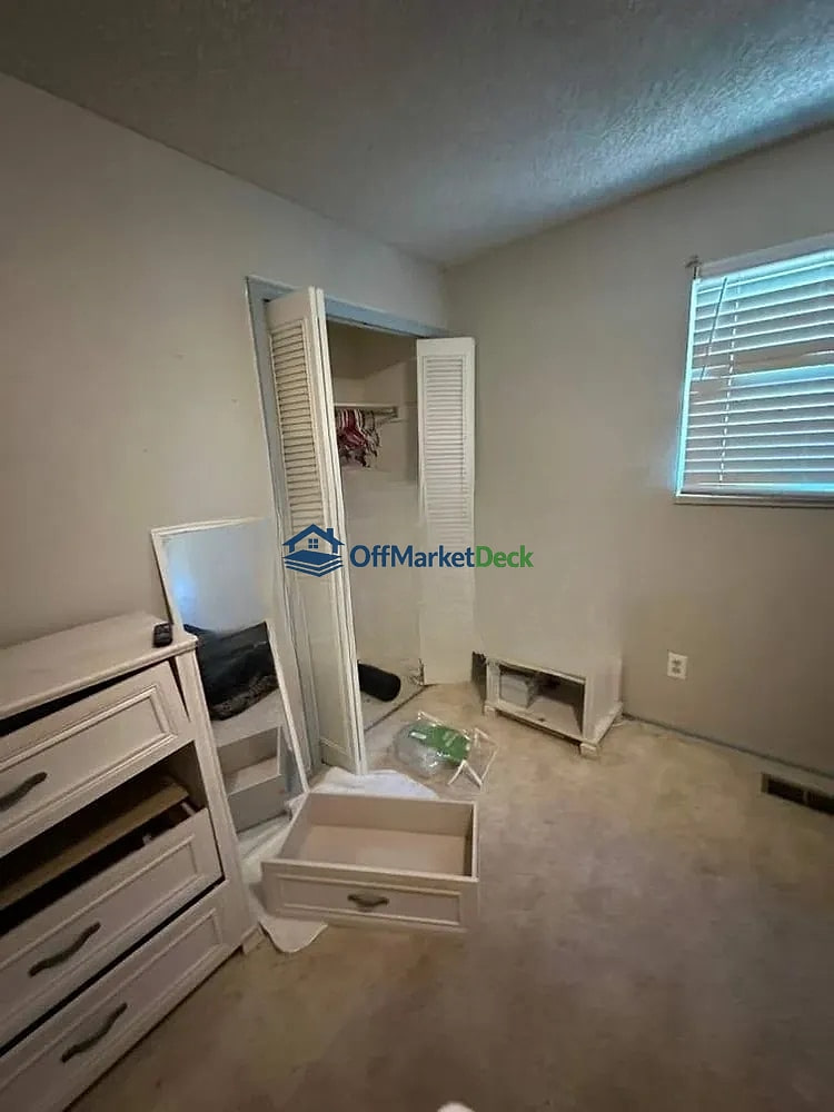 Off-market house in Aurora, Colorado — 3 beds, 3 baths, $370,000 — photo 5 of 8