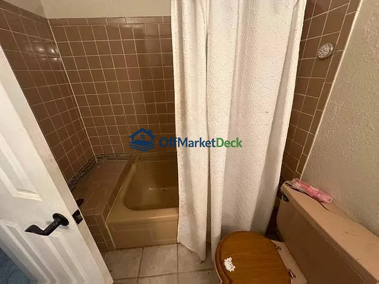 Off-market house in Aurora, Colorado — 3 beds, 3 baths, $370,000 — photo 6 of 8