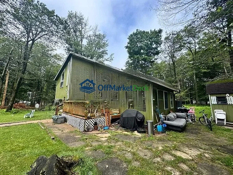 Off-market house in Tobyhanna, Pennsylvania — 3 beds, 2 baths, $135,000 — photo 2 of 8