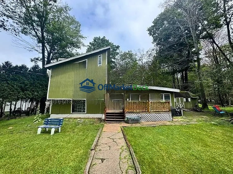 Off-market house in Tobyhanna, Pennsylvania — 3 beds, 2 baths, $135,000 — photo 4 of 8