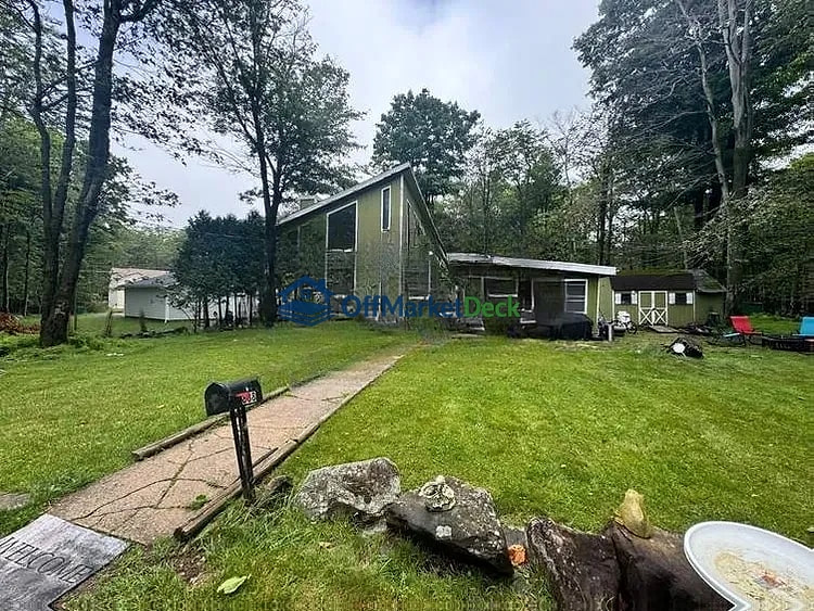 Off-market house in Tobyhanna, Pennsylvania — 3 beds, 2 baths, $135,000 — photo 3 of 8