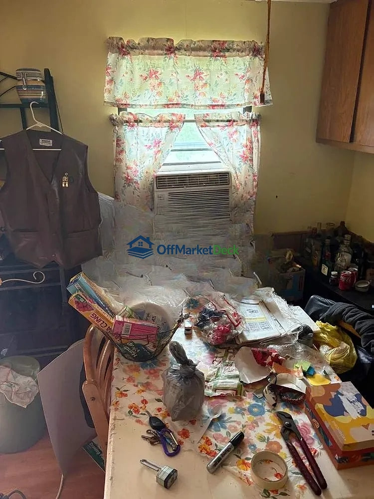 Off-market house in Madisonville, Tennessee — 2 beds, 1 bath, $49,000 — photo 6 of 8