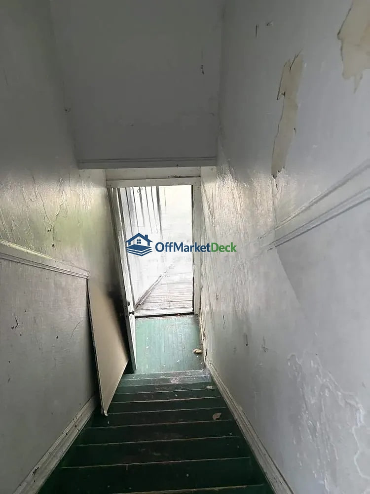 Off-market multi family in Detroit, Michigan — 7 beds, 2 baths, $95,700 — photo 3 of 8
