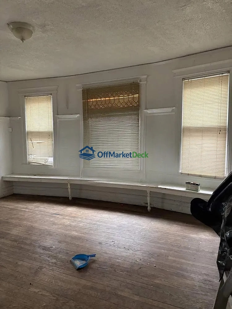 Off-market multi family in Detroit, Michigan — 7 beds, 2 baths, $95,700 — photo 7 of 8