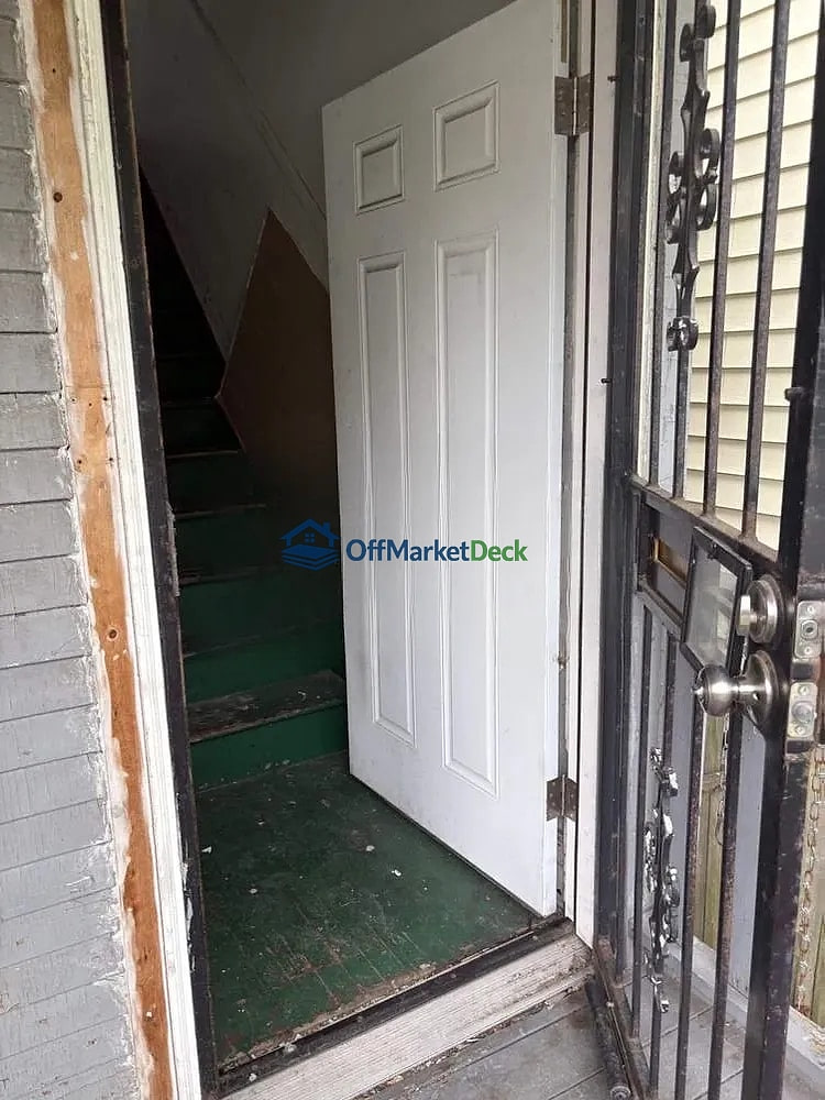 Off-market multi family in Detroit, Michigan — 7 beds, 2 baths, $95,700 — photo 2 of 8