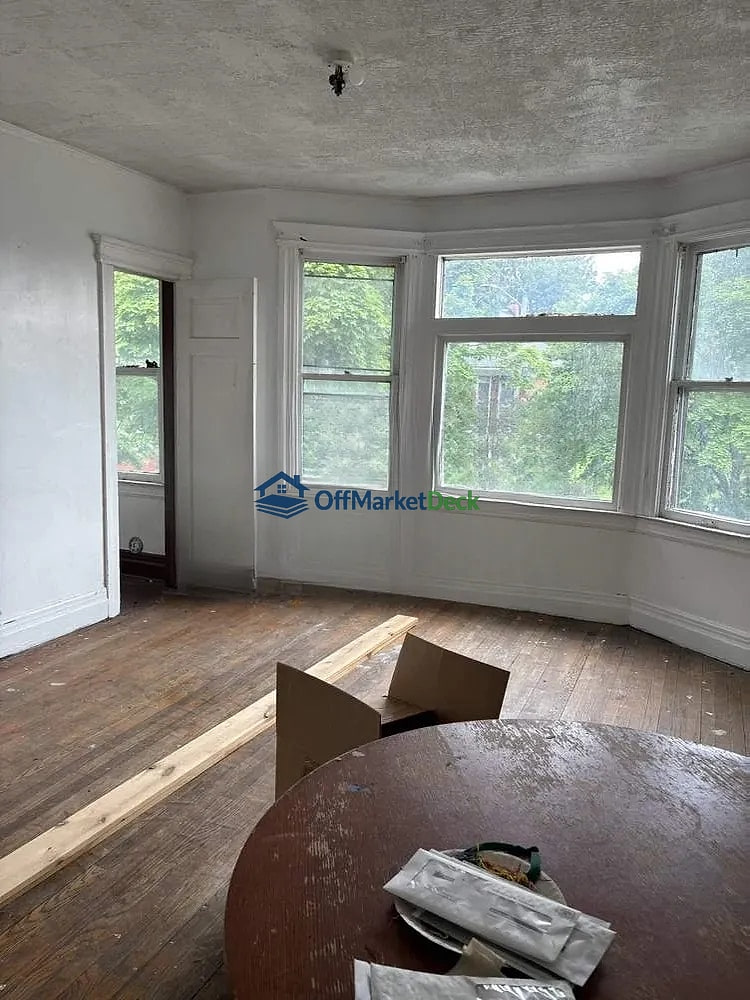 Off-market multi family in Detroit, Michigan — 7 beds, 2 baths, $95,700 — photo 6 of 8