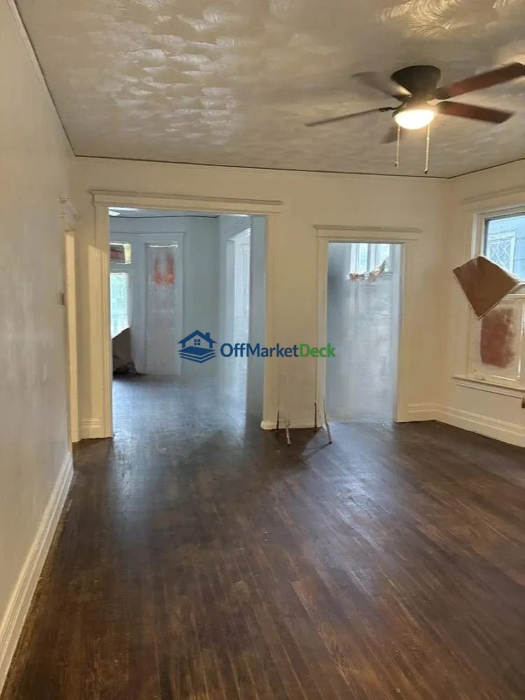Off-market multi family in Detroit, Michigan — 7 beds, 2 baths, $95,700 — photo 5 of 8