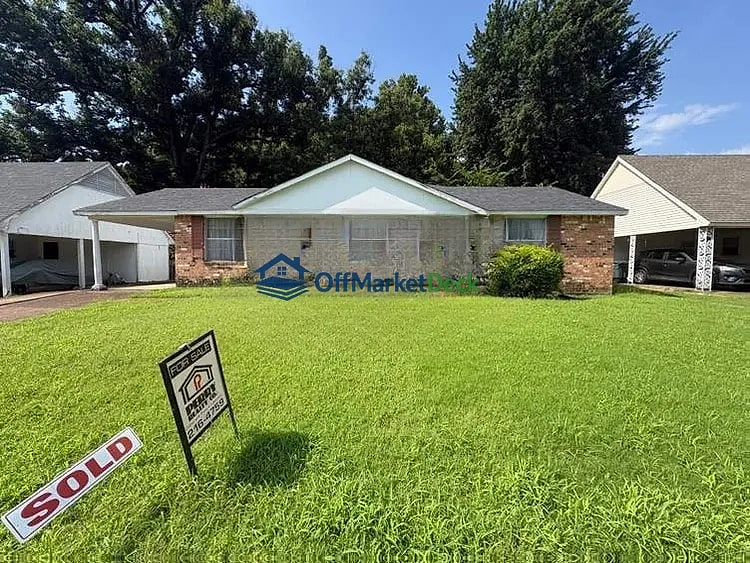 Off-market house in Memphis, Tennessee — 3 beds, 2 baths, $139,000 — photo 2 of 8