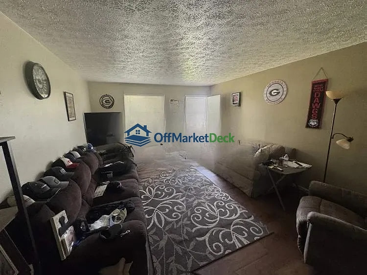 Off-market house in Greenfield, Indiana — 3 beds, 1 bath, $210,000 — photo 3 of 8