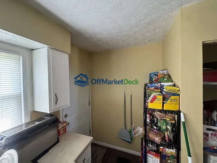 Off-market house in Greenfield, Indiana — 3 beds, 1 bath, $210,000 — photo 8 of 8