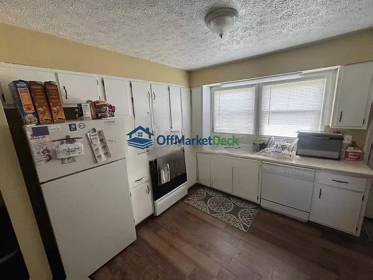 Off-market house in Greenfield, Indiana — 3 beds, 1 bath, $210,000 — photo 6 of 8