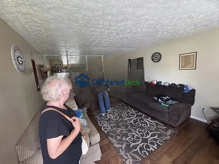 Off-market house in Greenfield, Indiana — 3 beds, 1 bath, $210,000 — photo 2 of 8