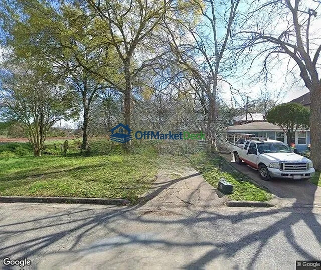 Off-market house in Bellaire, Texas — 5 beds, 4.5 baths, $849,000 — photo 3 of 3
