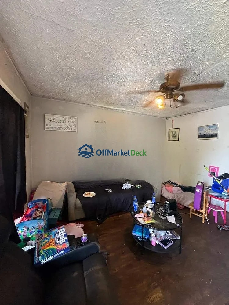Off-market house in Charleston, West Virginia — 4 beds, 2 baths, $70,500 — photo 6 of 8