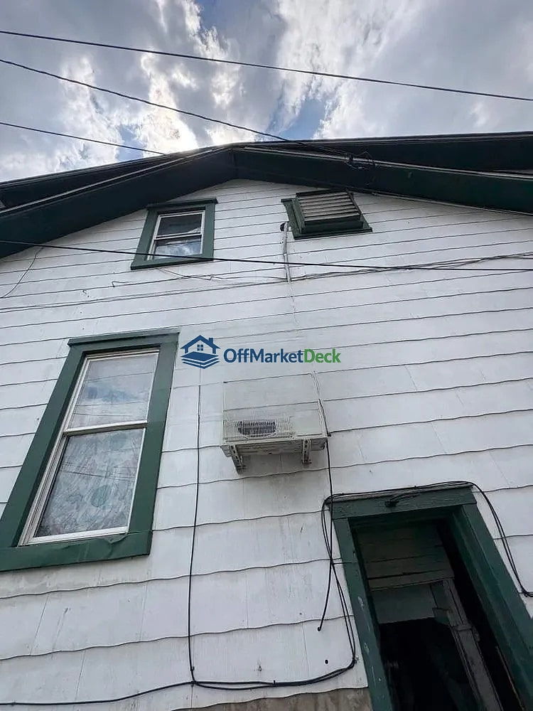 Off-market house in Charleston, West Virginia — 4 beds, 2 baths, $70,500 — photo 3 of 8