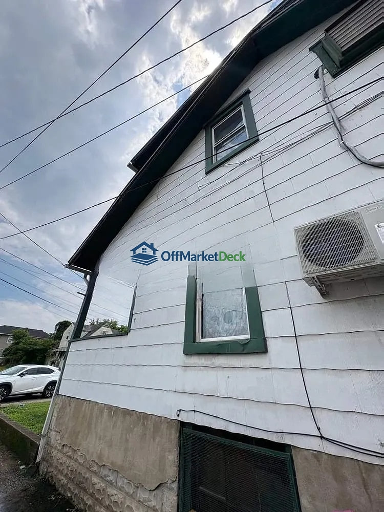 Off-market house in Charleston, West Virginia — 4 beds, 2 baths, $70,500 — photo 2 of 8