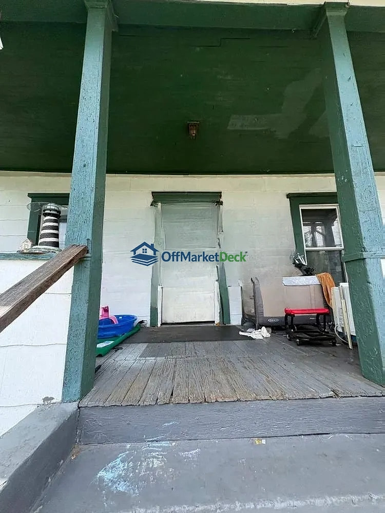 Off-market house in Charleston, West Virginia — 4 beds, 2 baths, $70,500 — photo 5 of 8