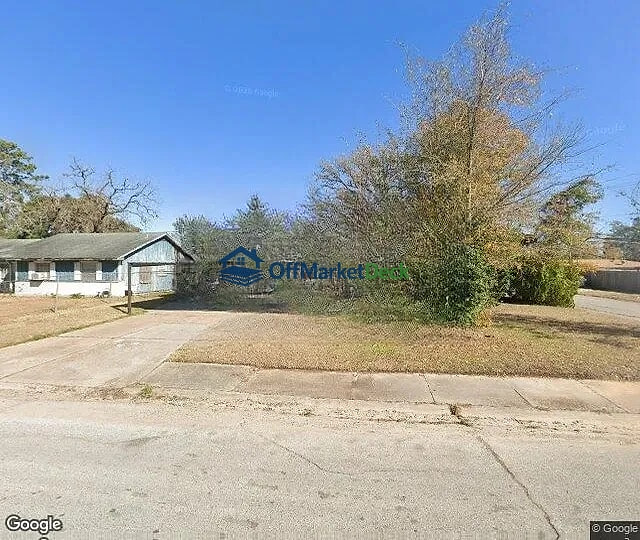 Off-market house in Houston, Texas — 3 beds, 1 bath, $139,900 — photo 2 of 3