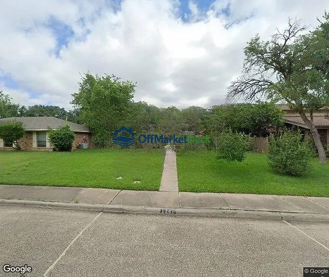 Off-market house in Lewisville, Texas — 3 beds, 2 baths, $283,000 — photo 3 of 3