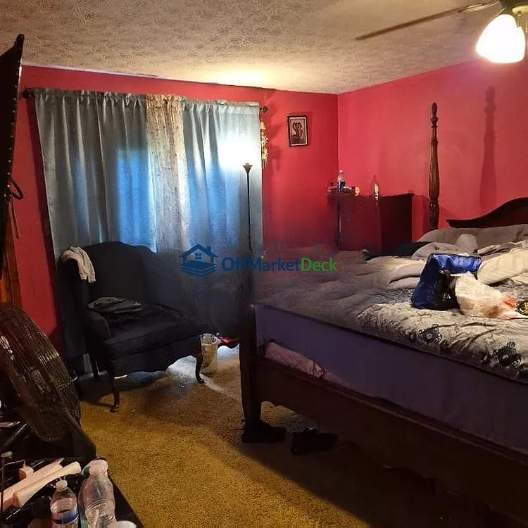 Off-market house in Decatur, Georgia — 3 beds, 2 baths, $205,000 — photo 5 of 8