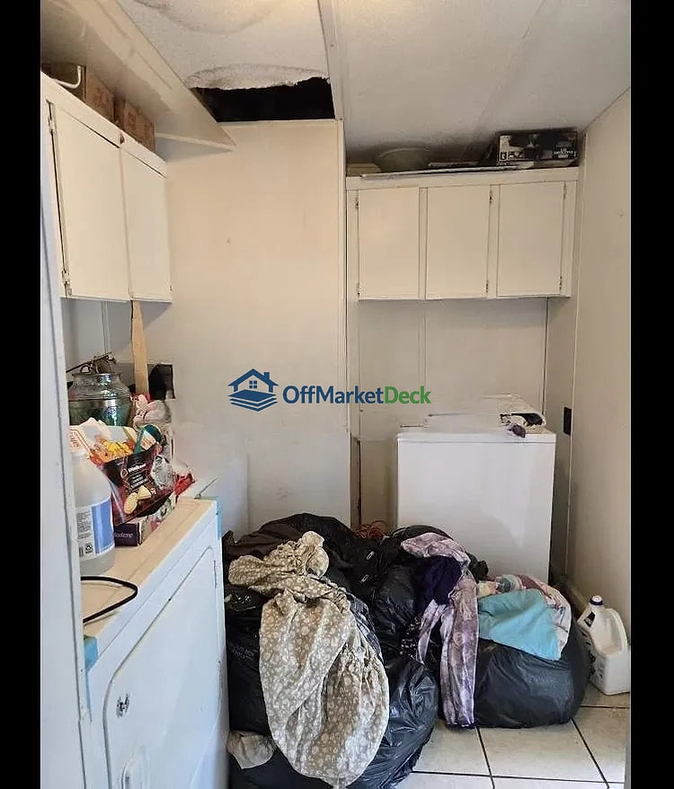 Off-market house in Lithonia, Georgia — 3 beds, 2 baths, $155,000 — photo 4 of 8
