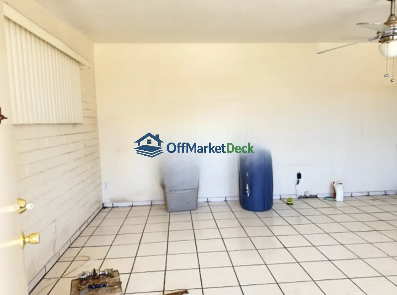 Off-market house in Phoenix, Arizona — 3 beds, 2 baths, $279,990 — photo 8 of 8