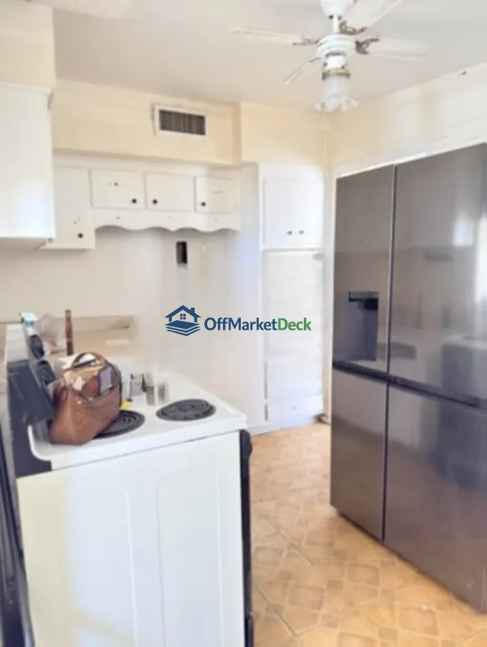 Off-market house in Phoenix, Arizona — 3 beds, 2 baths, $279,990 — photo 7 of 8