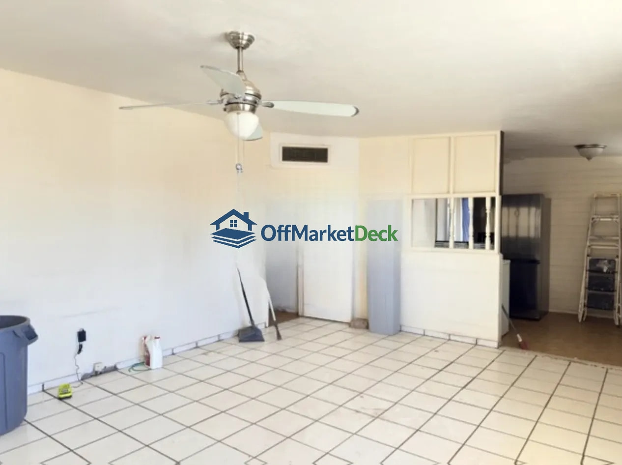 Off-market house in Phoenix, Arizona — 3 beds, 2 baths, $279,990 — photo 4 of 8