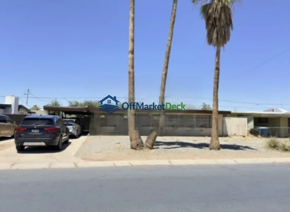Off-market house in Phoenix, Arizona — 3 beds, 2 baths, $279,990 — photo 2 of 8