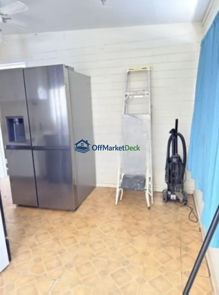Off-market house in Phoenix, Arizona — 3 beds, 2 baths, $279,990 — photo 6 of 8